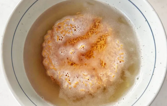 『油そば　チキぽん』を作る写真（撮影：エニママ）