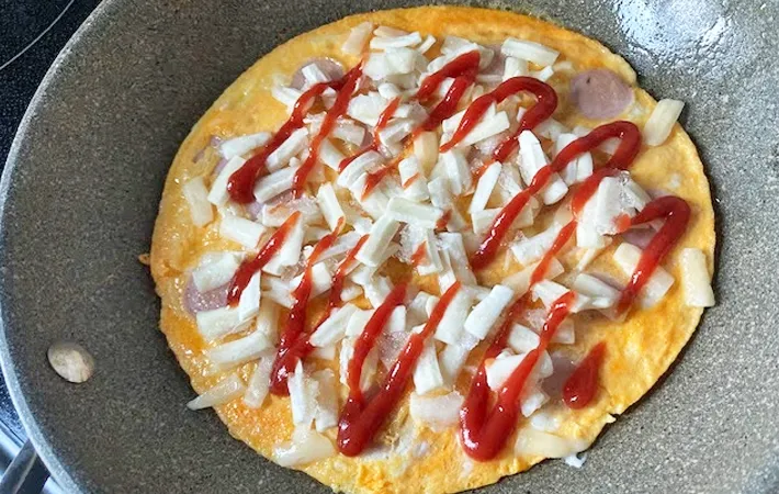 『ギョニソピザ』を作る写真（撮影：エニママ）