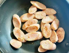 『魚肉ソーセージと卵のマヨネーズ炒め』を作る写真（撮影：エニママ）
