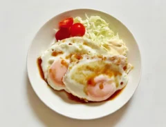 『しょうが焼き風の目玉焼き』の完成写真（撮影：エニママ）