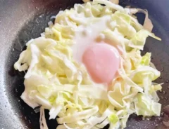 目玉焼きキャベツの写真
