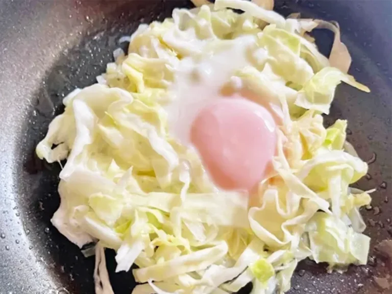 目玉焼きキャベツの写真