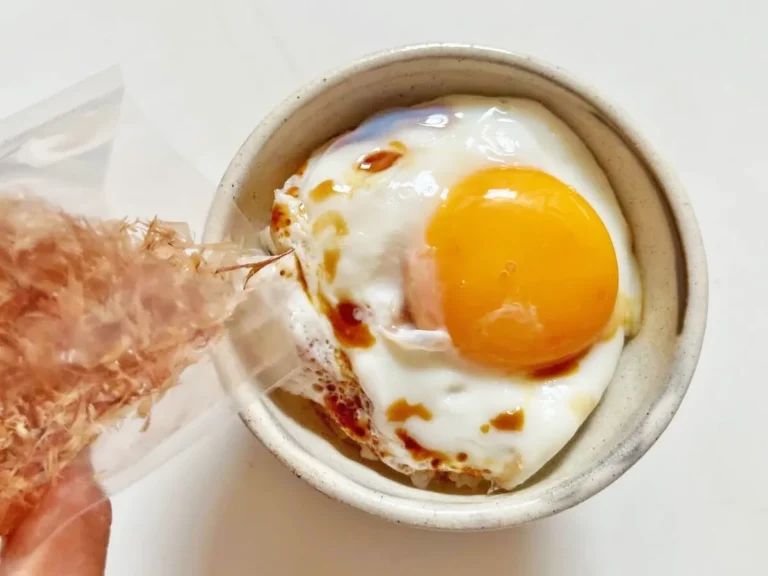 『おかかの目玉焼き丼』を作る写真（撮影：エニママ）