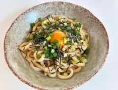 『オイスターまぜうどん』の完成写真（撮影：エニママ）