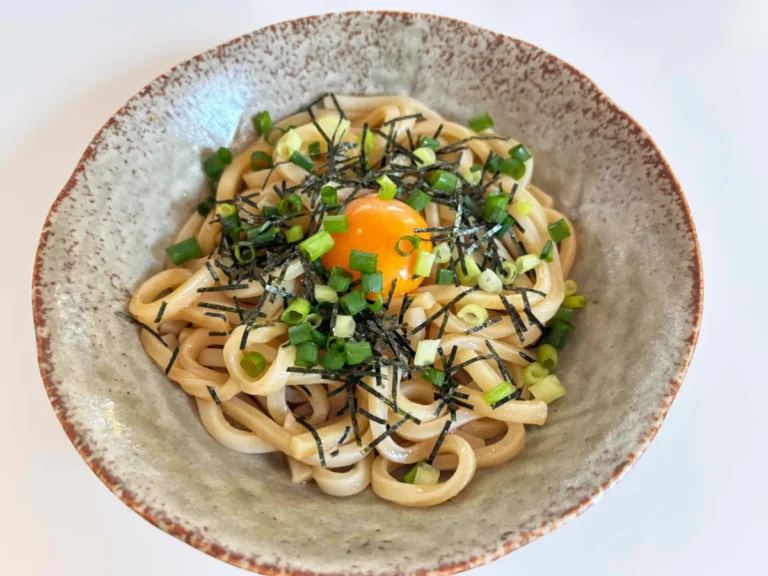 『オイスターまぜうどん』の完成写真(撮影:エニママ)