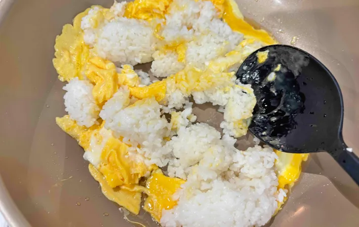 『おからチャーハン』を作る写真（撮影：エニママ）