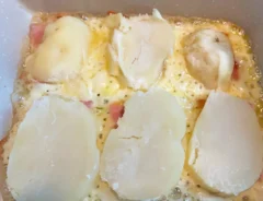 『ベーコンチーズポテト』を作る写真（撮影：エニママ）