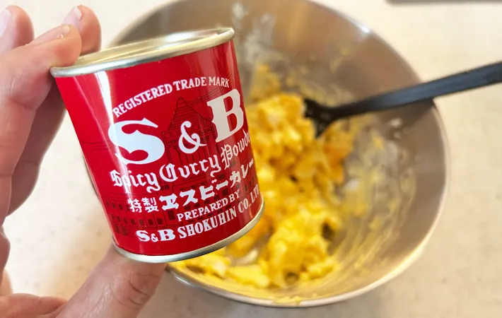 『カレー粉入りたまごサンド』を作る写真（撮影：エニママ）