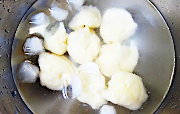 『しらたま団子』を作る写真（撮影：エニママ）