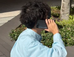 電話をする男性の写真