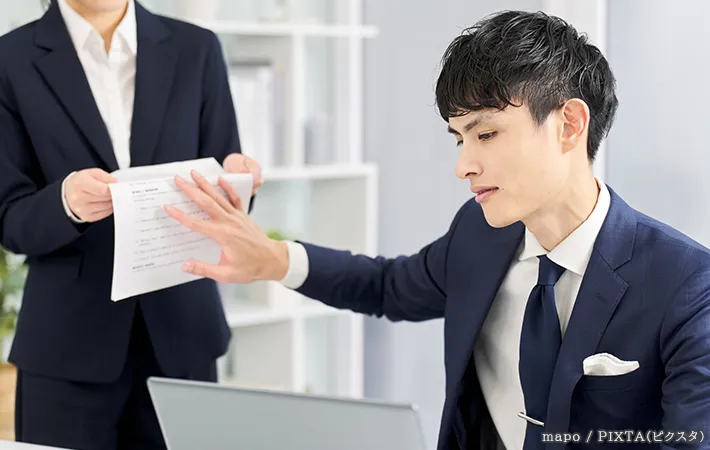 仕事を断る男性の写真