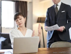 仕事を断る女性の写真