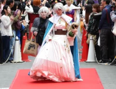 レッドカーペットを歩くコスプレイヤーたちの写真