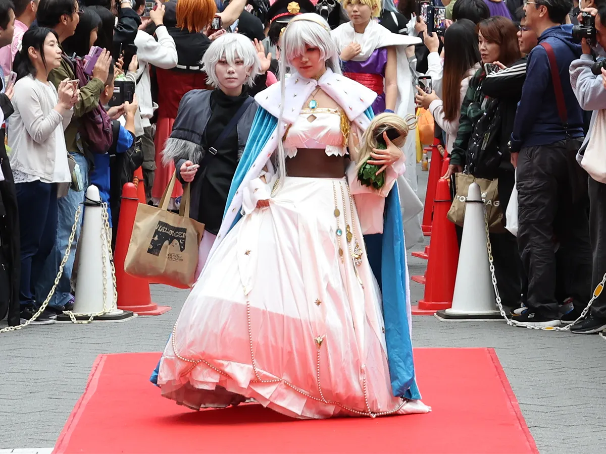 レッドカーペットを歩くコスプレイヤーたちの写真