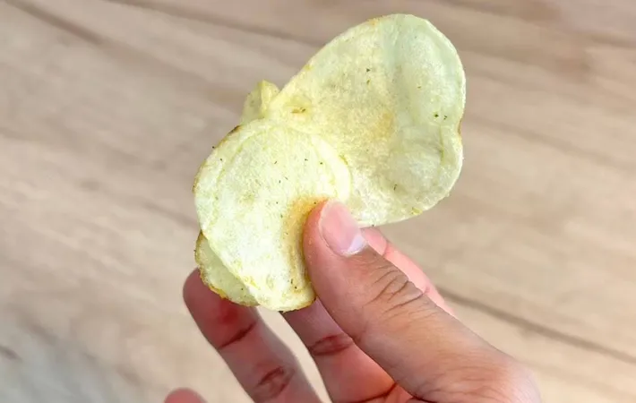 ポテトチップスを持っている写真（撮影：キジカク）