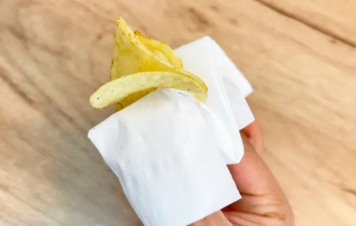ティッシュでポテトチップスを食べる方法の写真（撮影：キジカク）