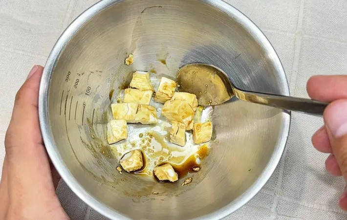 『明太クリームチーズおにぎり』を作る写真（撮影：キジカク）