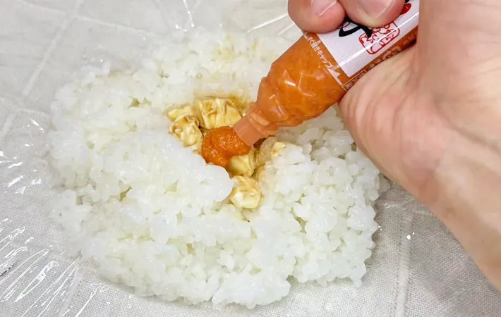 『明太クリームチーズおにぎり』を作る写真（撮影：キジカク）