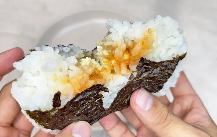 『明太クリームチーズおにぎり』の完成写真（撮影：キジカク）