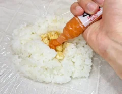 『明太クリームチーズおにぎり』を作る写真（撮影：キジカク）