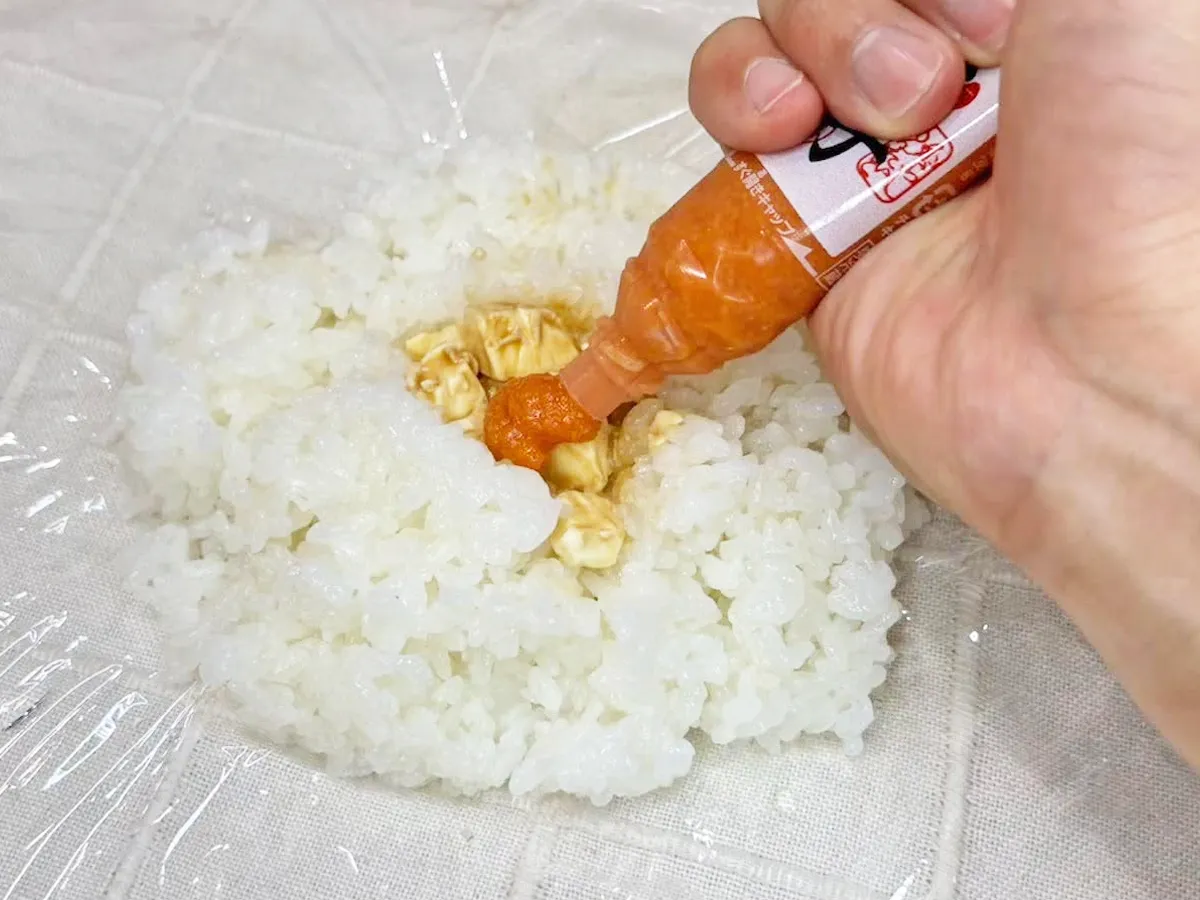 『明太クリームチーズおにぎり』を作る写真(撮影:キジカク)