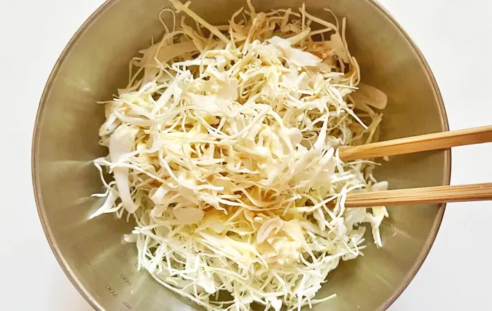 『パリパリ無限コールスロー』を作る写真（撮影：エニママ）