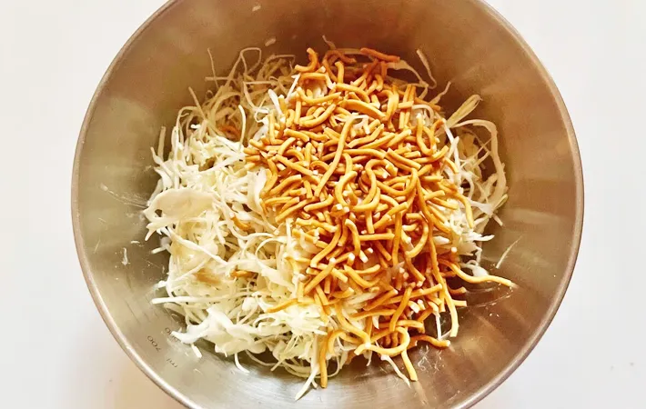 『パリパリ無限コールスロー』を作る写真（撮影：エニママ）