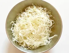 『パリパリ無限コールスロー』を作る写真（撮影：エニママ）