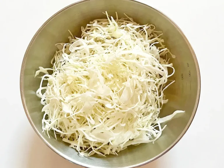 『パリパリ無限コールスロー』を作る写真(撮影:エニママ)