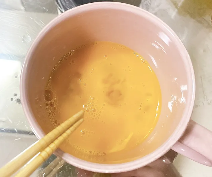 卵を溶く（撮影：grape編集部）