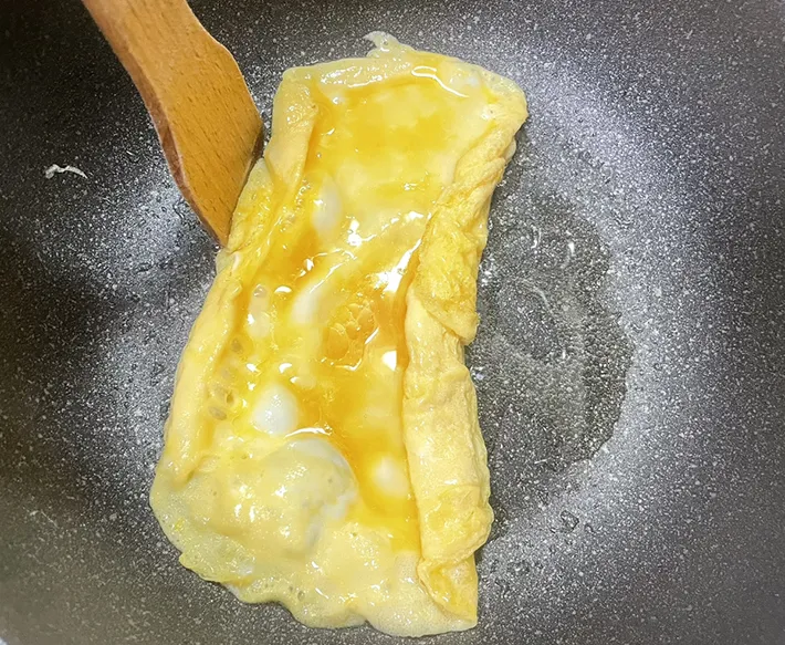 玉子の両端を折る（撮影：grape編集部）