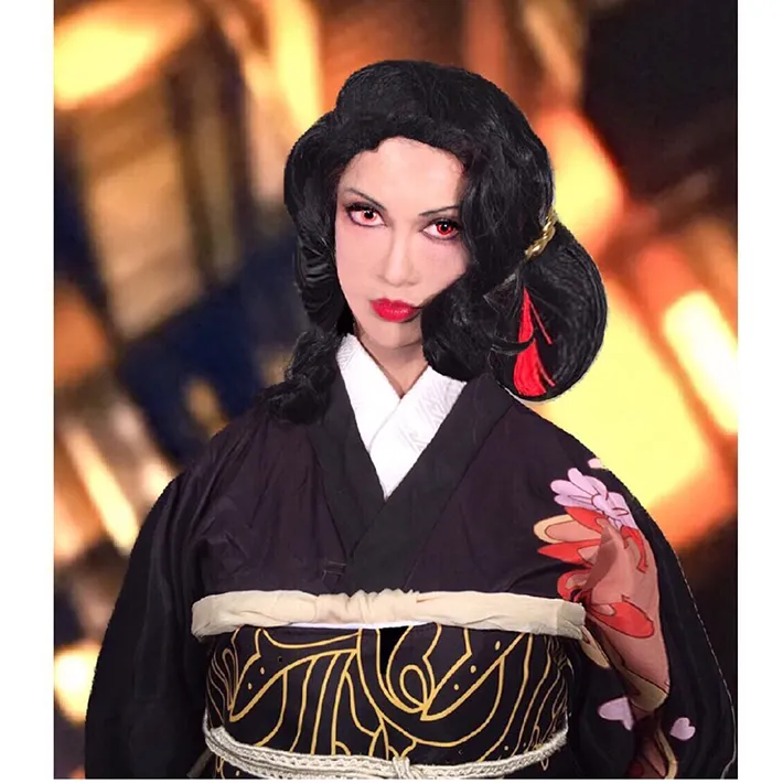 鬼舞辻無惨に扮する叶恭子の写真