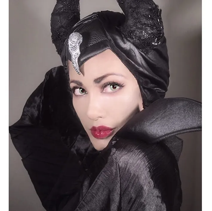 マレフィセントに扮する叶恭子の写真