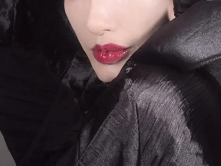 マレフィセントに扮する叶恭子さんの写真(提供:叶姉妹)