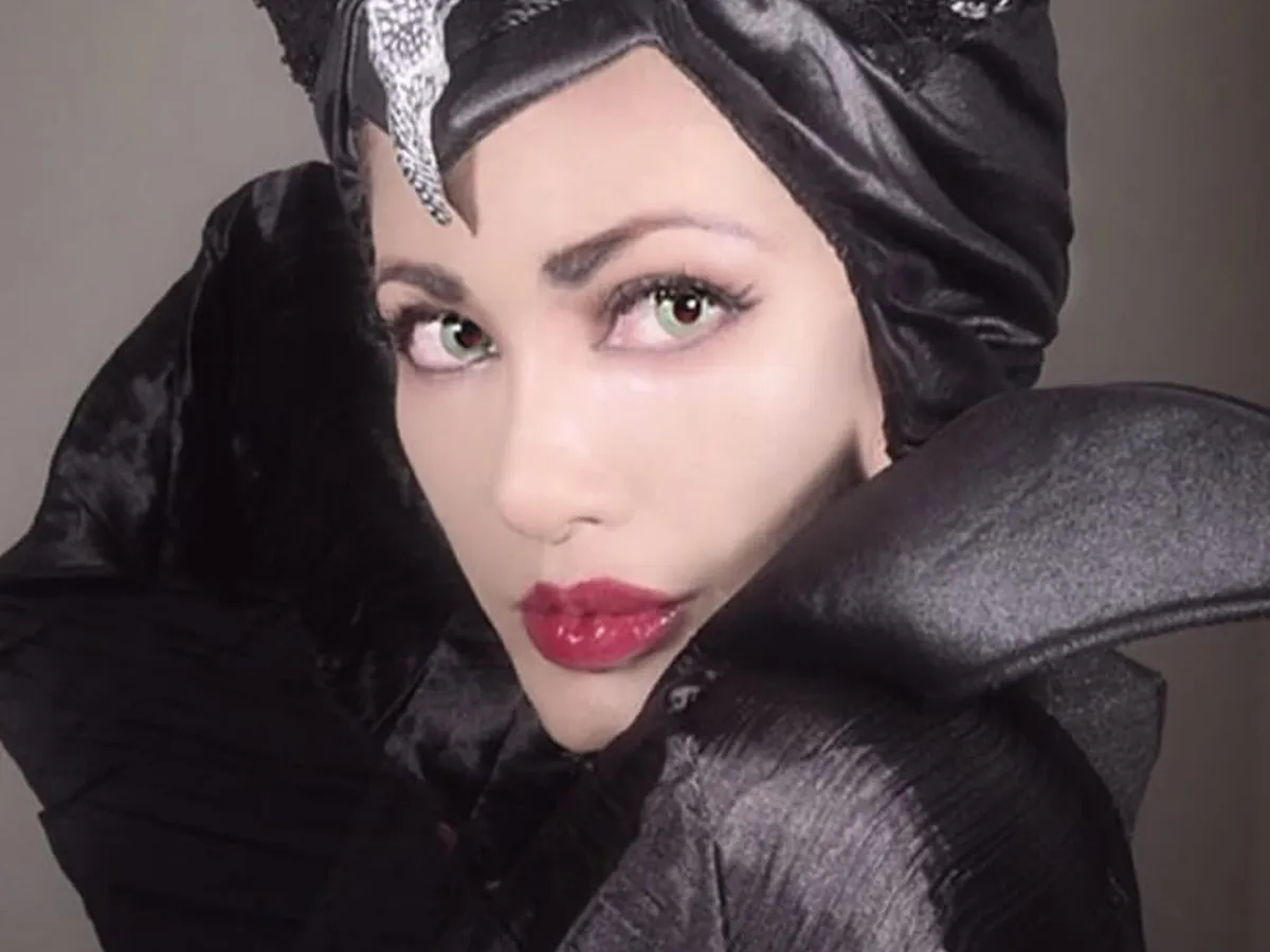 マレフィセントに扮する叶恭子の写真