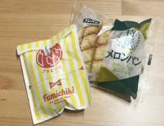 『ファミチキ』とメロンパン（撮影：grape編集部）