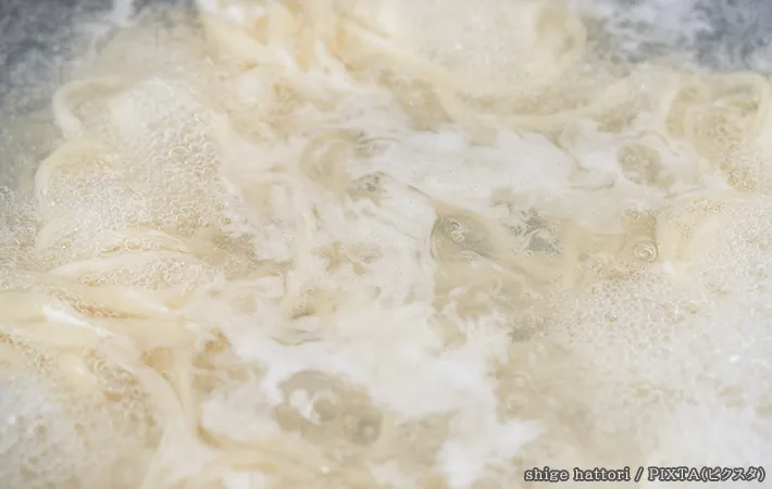 麺をゆでる写真