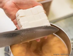 味噌汁に豆腐を入れる写真