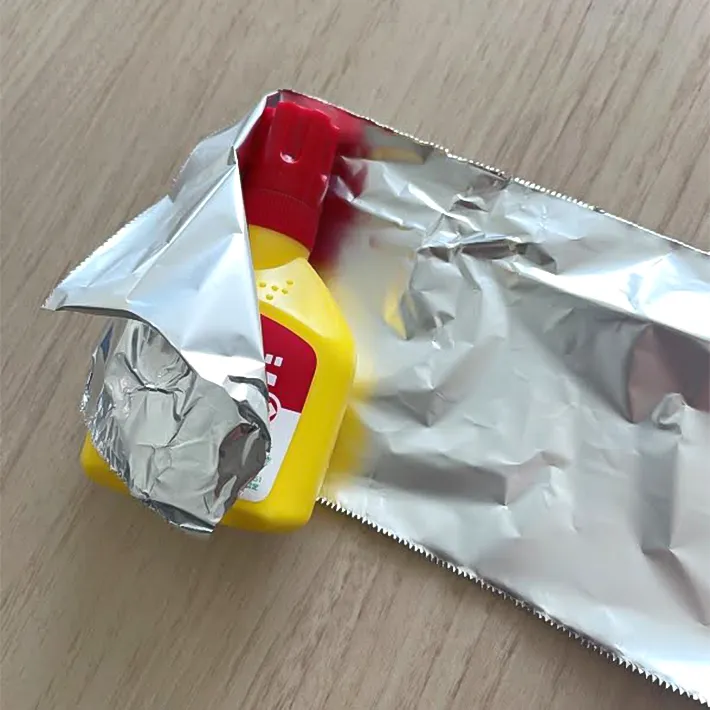 アルミホイルと接着剤の写真