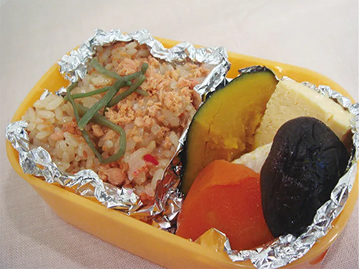 アルミホイルと弁当の写真（画像提供：東洋アルミエコープロダクツ株式会社）