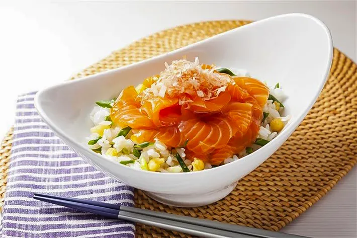 『サーモンのめんつゆ漬け丼』の写真