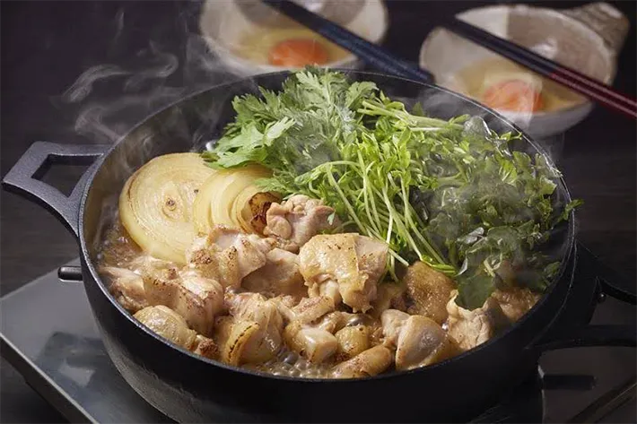 『鶏もも肉と香草の鶏すき鍋』の写真