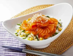 『サーモンのめんつゆ漬け丼』の写真