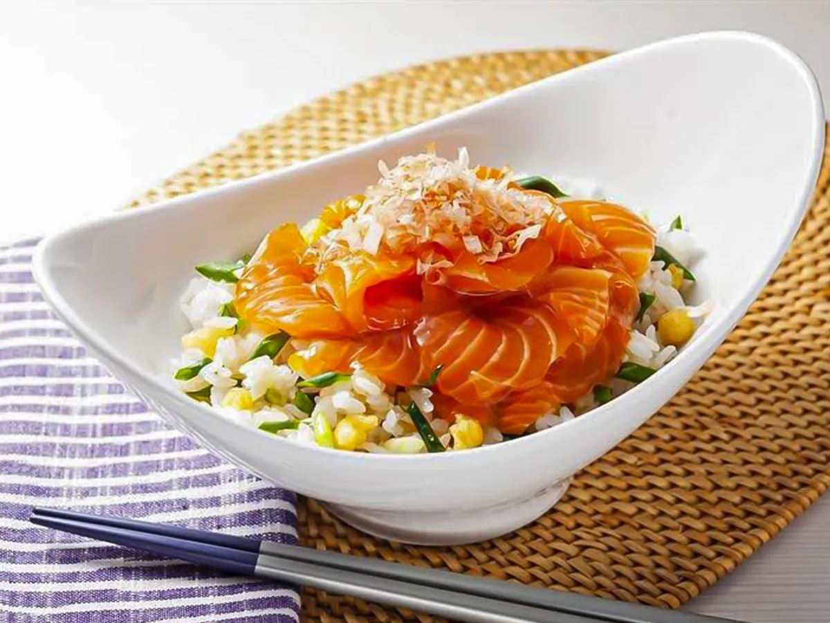 『サーモンのめんつゆ漬け丼』の写真