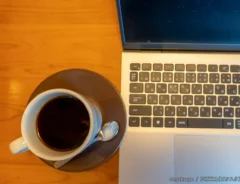 コーヒーとパソコンの写真