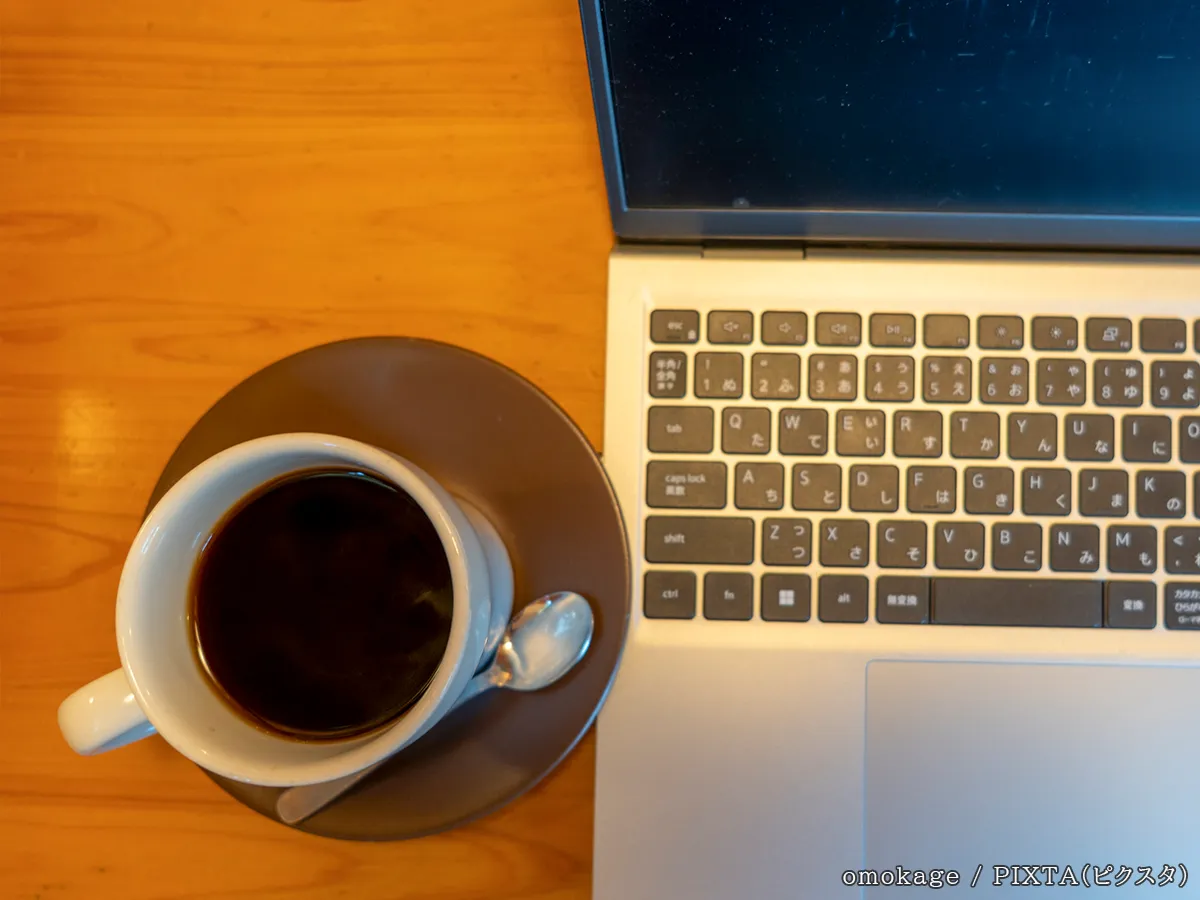 コーヒーとパソコンの写真