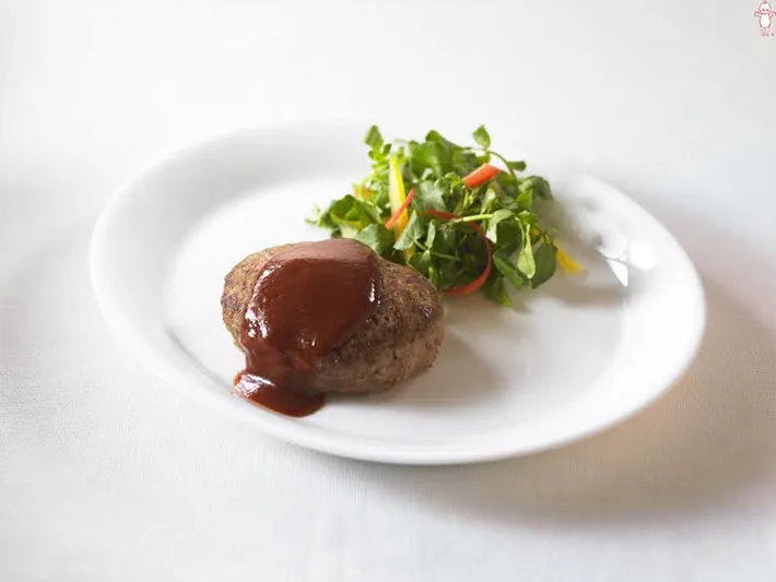 『ふんわりジューシーに！ ジューシーハンバーグ』の写真（画像提供：キユーピー株式会社）