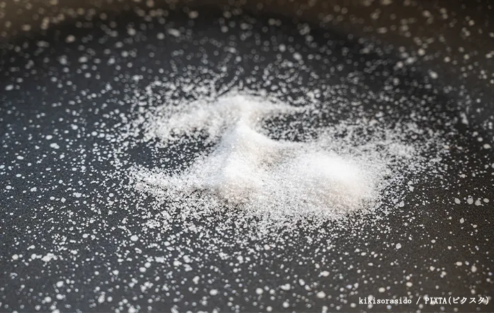フライパンに入れた塩の写真