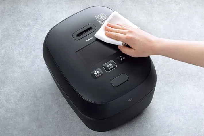 炊飯器のお手入れをする写真