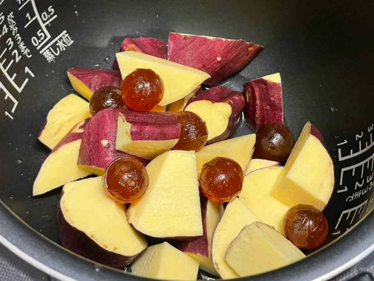 カンロ飴を使った大学芋のレシピ写真(撮影:grape編集部)